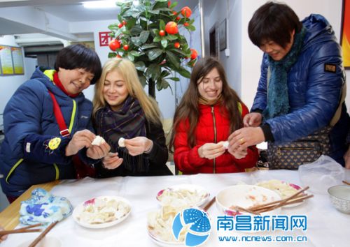 外籍留学生在昌过小年:爱南昌美食 过传统中国