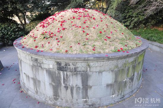武松墓坟头情人节后被撒满玫瑰花瓣 网友评论