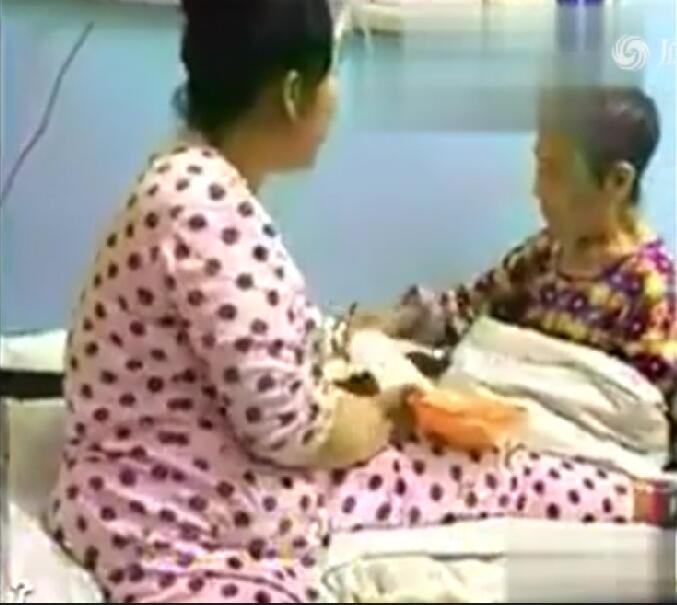 女子在医院狂扇重病母亲:你可快溜死吧(组图)