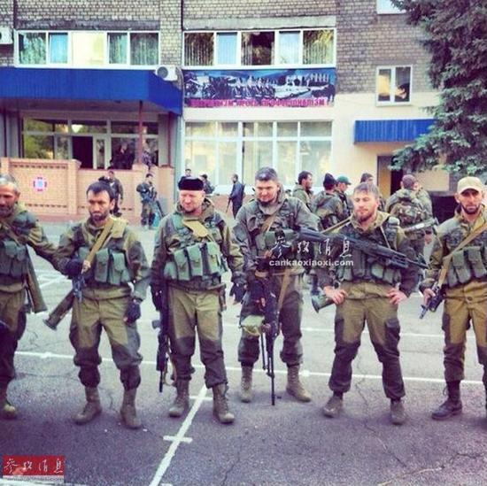 在乌克兰作战的全副武装的车臣民兵,可以看得出他们的年纪都不算小.