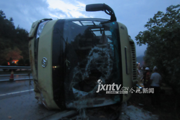 夏蓉高速赣州段大客车侧翻 39名乘客被困3人重