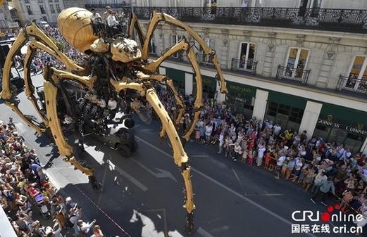 法国巨型机械蜘蛛上街:高5.7米重达37吨 十多个工程师控制爬行
