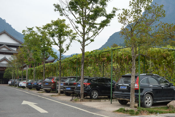 大觉山景区建设生态停车场.
