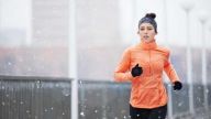 3.适量出汗：冬季晨跑“大队”人数激增，但从养生角度来看，这种做法不值得提倡。冬季早晨寒冷、空气稀薄，晨跑一个小时大量出汗，此时人体阳气也随之散发。出汗是人体正常的生理现象，也是人体的一种正常排毒方式。冬季并非一动不动地窝在家里就好，运动以微微出汗最佳。