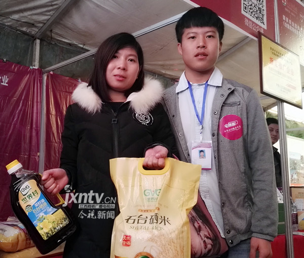 市民吴月娥购买了一袋世界村石台硒米和一瓶