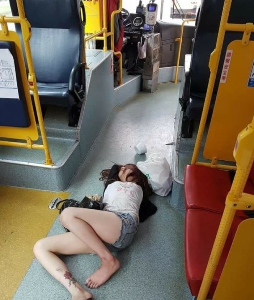 女子公交上昏睡 从座位跌落仍未醒