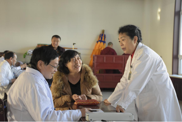 12月1日,北京德胜门中医院中医专家赴翁牛特旗