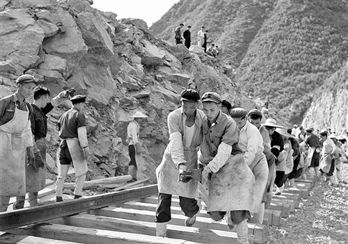 △1955年,宝成铁路工人在紧张地铺轨.