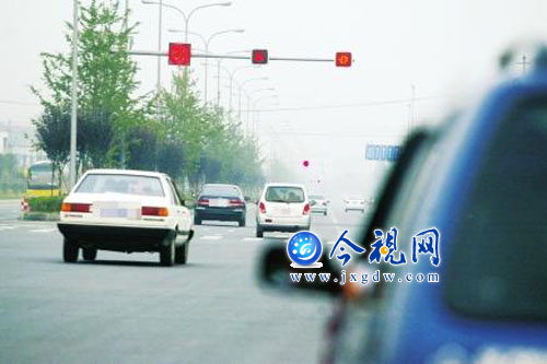 南昌去年有23万起机动车闯红灯 4250名驾驶员