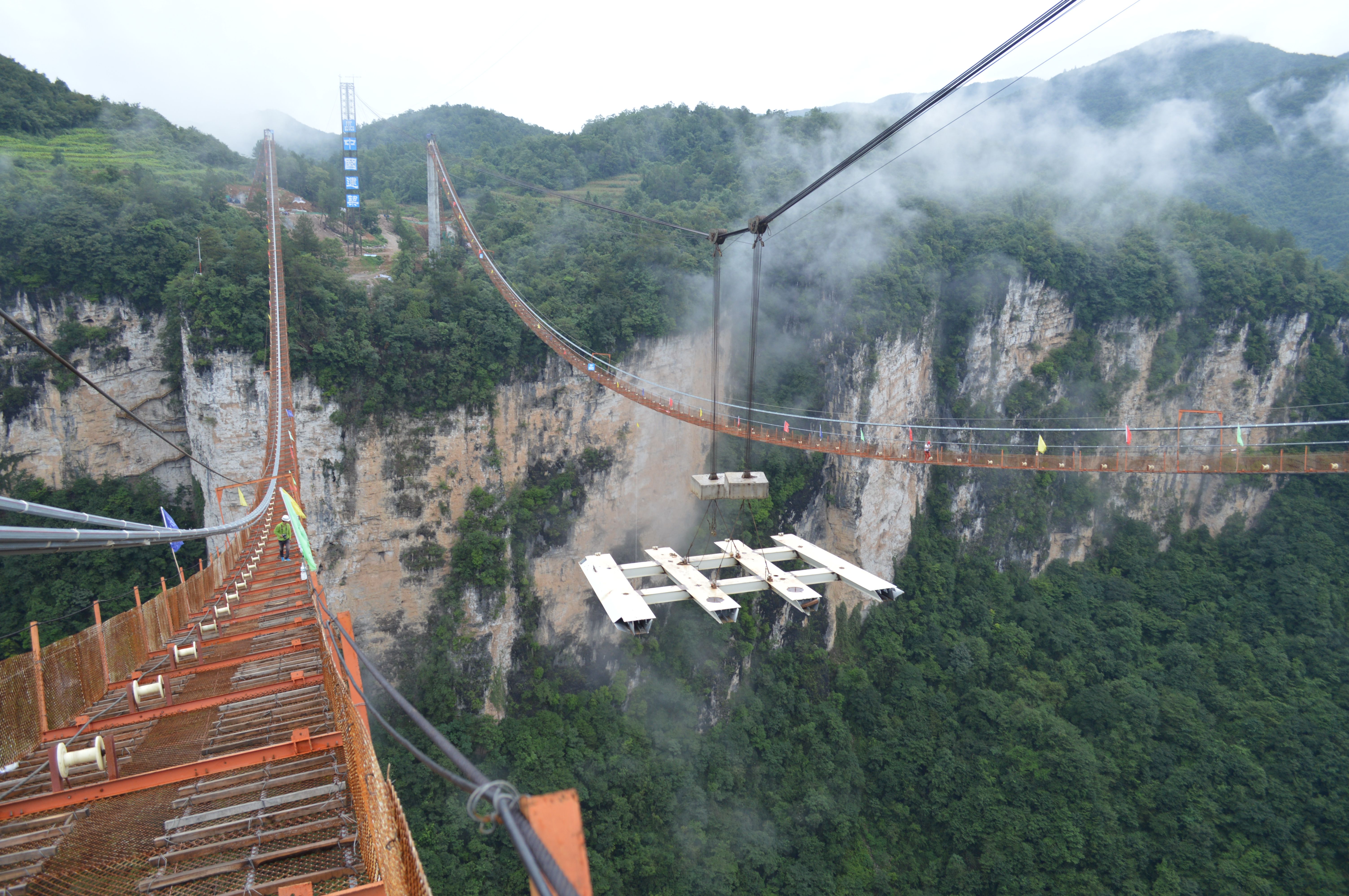 世界最长玻璃人行桥创造中国建桥史上新奇迹
