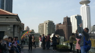 真是想得出!有游客竟在上海历史博物馆花园平台上放起了风筝