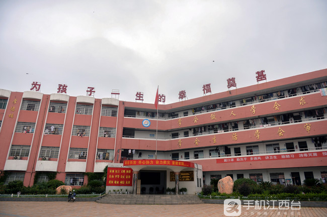五一中心学校主教学楼走廊上挂满了受灾群众的衣物。记者刘起福 摄