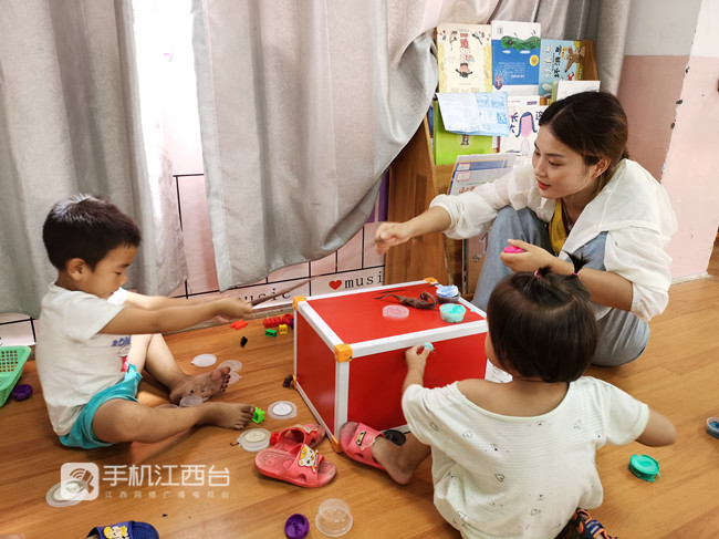 鄱阳县保育院老师姚梦娜在和孩子们玩耍。记者陶望平 摄