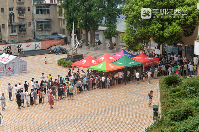 转移安置群众排队打饭菜。记者刘起福 摄