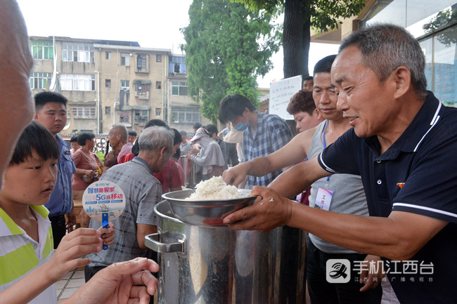 工作人员在给安置点的群众打饭。记者刘起福 摄