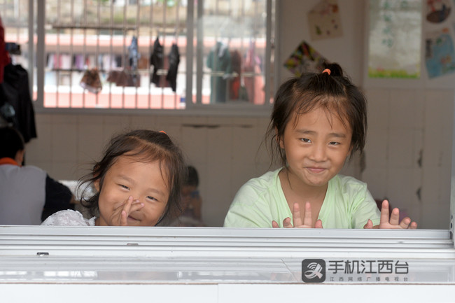 两位开朗的小女孩微笑。记者刘起福 摄