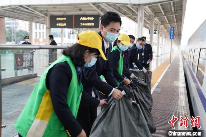 11月1日，工作人员正在南昌站站台运送高铁快运包裹。　胡燕 摄