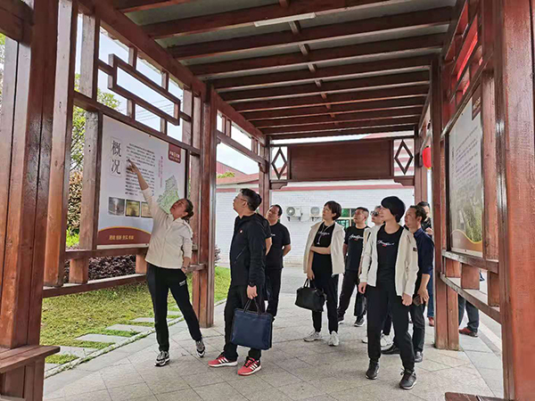 萍乡市2021年第25期春季中青年干部培训班成员考察芦溪基层党建工作