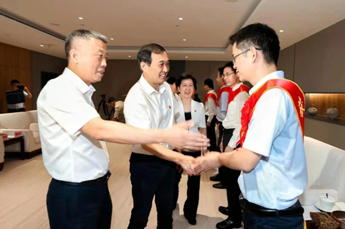 6月29日,景德镇市委书记刘锋,市委副书记,市长胡雪梅会见了刚刚载誉