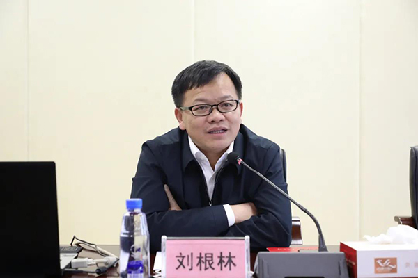 县委组织部副部长刘根林以《建强基层堡垒 推动乡村振兴》为题进行授课