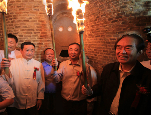 景德镇市委书记刘锋（右二）参加古窑文化活动