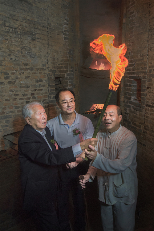 著名古陶瓷专家耿宝昌（左）点燃清代镇窑复烧圣火