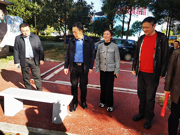萍乡市自然资源和规划局为民办实事添置石凳200余张