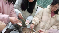 赣州市南康区第五小学辖区叶坑小学开展冬至包饺子活动