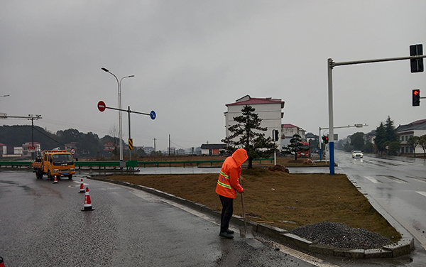 萍乡市上栗公路事业发展中心做好养护公路保洁工作