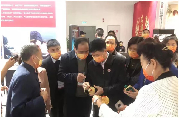 文旅部原党组成员、中国非遗保护协会会长王晓峰参观九江对口援疆非遗展展区
