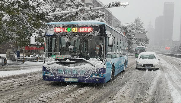7日早上，九瑞大道雪中营运的公交车辆