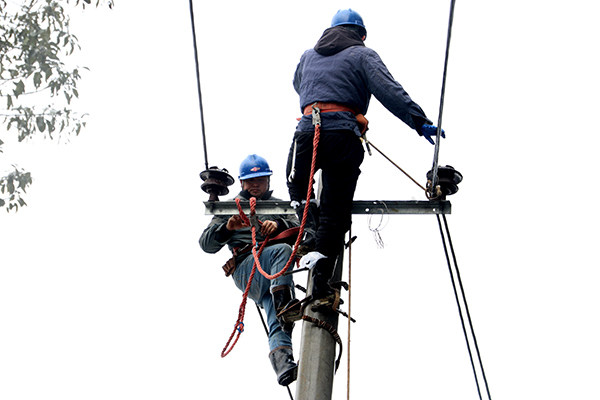 供电人员排除电路故障 (4)