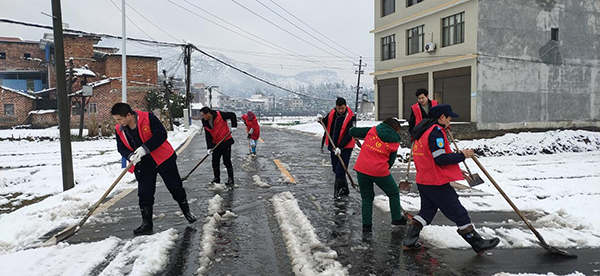 淡塘志愿者正在清理乡村道路路面积雪