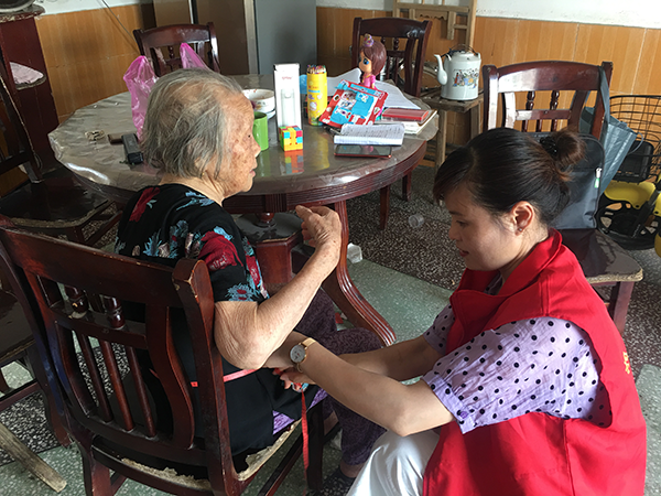 2021年6月24日，邓小红为火乐冲88岁高龄老人量身定做衣服