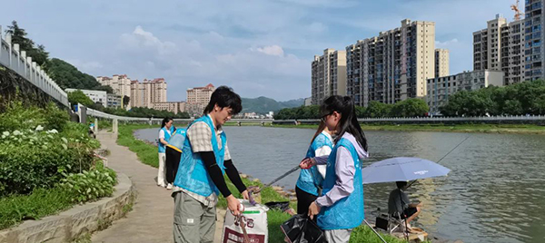 “河小青”青年志愿者在渌水河开展垃圾清理护河活动