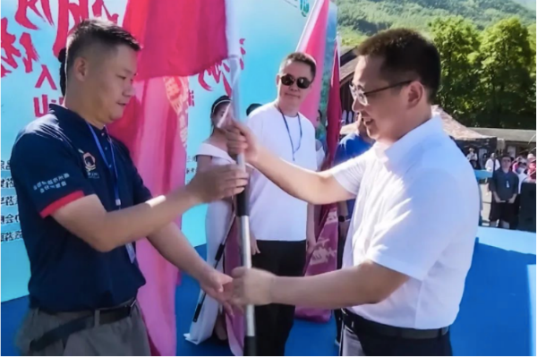 宜春市政府党组成员、副市长江东灿授旗