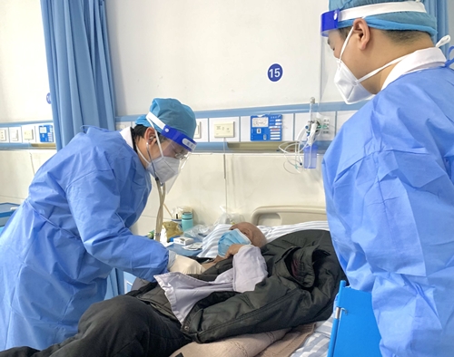 全科医学科陈洪主任和刘汉誉医生在为病人进行查房评估病情，观察血透后的变化和效果02