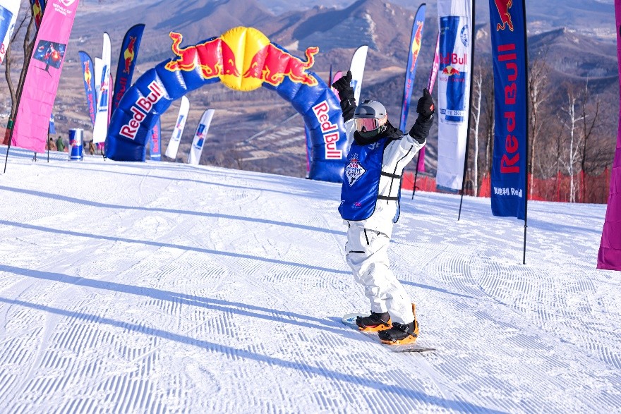 作为近年来备受喜爱冬季项目，滑雪不仅是一项运动，更是代表了当代年轻人自由无畏的生活方式和敢于探索的生活态度。今年3月，奥地利Red Bull Snow Charge雪地冲锋赛首次落地中国，打破传统赛事以“板”定赛的传统，为单板爱好者和双板爱好者提供了交流的平台,将雪场驰骋的别样魅力传递到大众视野。如今，奥地利Red Bull Snow Charge雪地冲锋赛在吉林松花湖再度来袭，无论是专业运动员、滑雪爱好者，还是敢于尝试雪场新人，都能在此感受滑雪所带来的速度与自由，收获快乐与能量。
