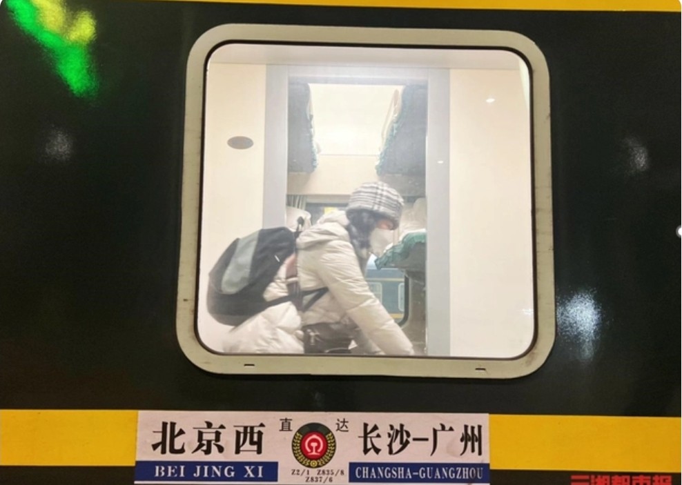 1月26日,z2次列车郑州开车后,长京4组党支部书记,列车长易丹完成车厢