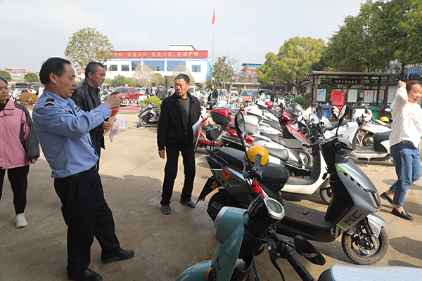 萍乡上栗交警“宣传+服务”全力推进摩托车、电动车挂牌登记工作