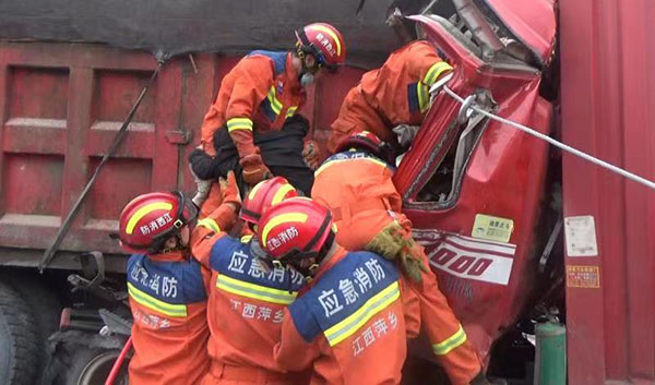 萍乡芦溪发生货车追尾事故 司机受伤被困