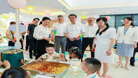  Liu Feng Visits Children on the Eve of "June 1st"