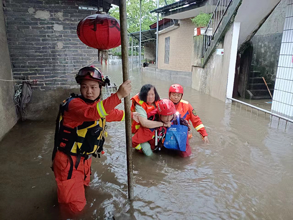 突降暴雨 萍乡4名老人被困家中获救