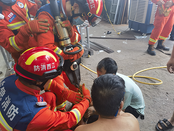 萍乡一男子手指被机器“咬住” 消防破拆救援