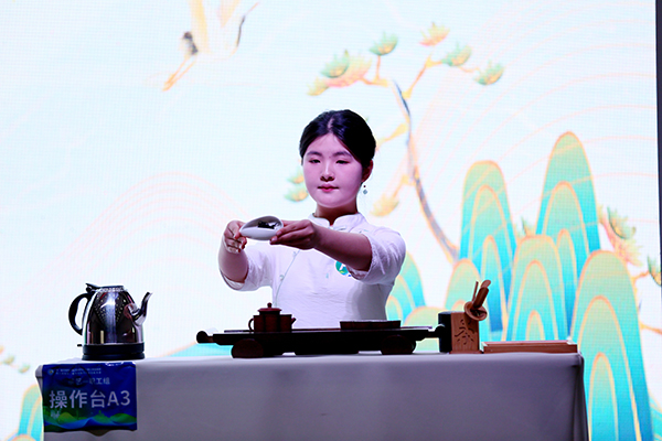 九江选手涂希希在参加茶艺师项目