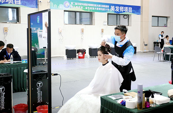 九江选手何庆子参加美发师项目比赛