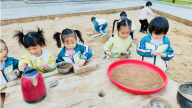 赣州龙南市高铁新区幼儿园开展小班“小沙水，大乐趣”自主游戏