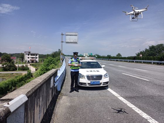 执法人员运用无人机排查桥涵空间安全隐患 摄影 张涛.