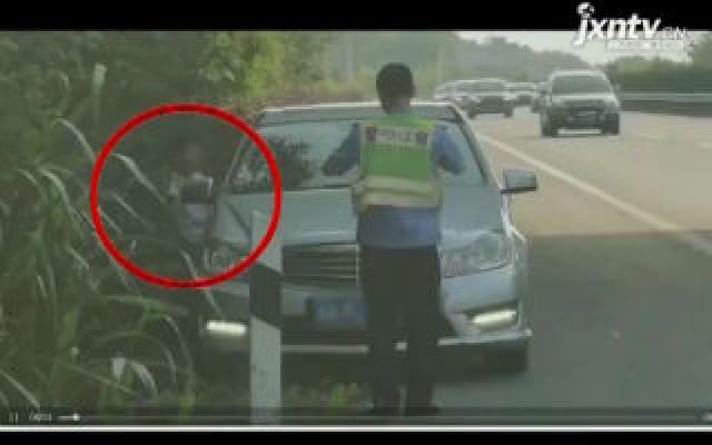 湖南：小车违停高速应急车道“心大”母亲竟在路边训儿子