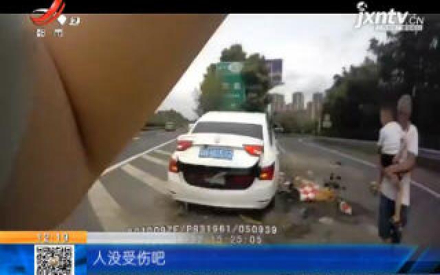 重庆：路口犯了“选择困难症” 女司机上演“惊险大片”